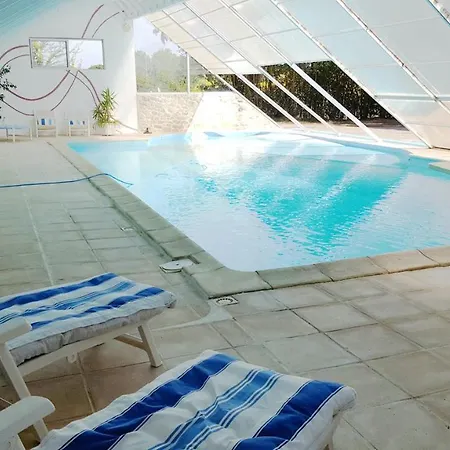 Spacieuse A Avec Piscine Privee Et Vue Montagne בית נופש *